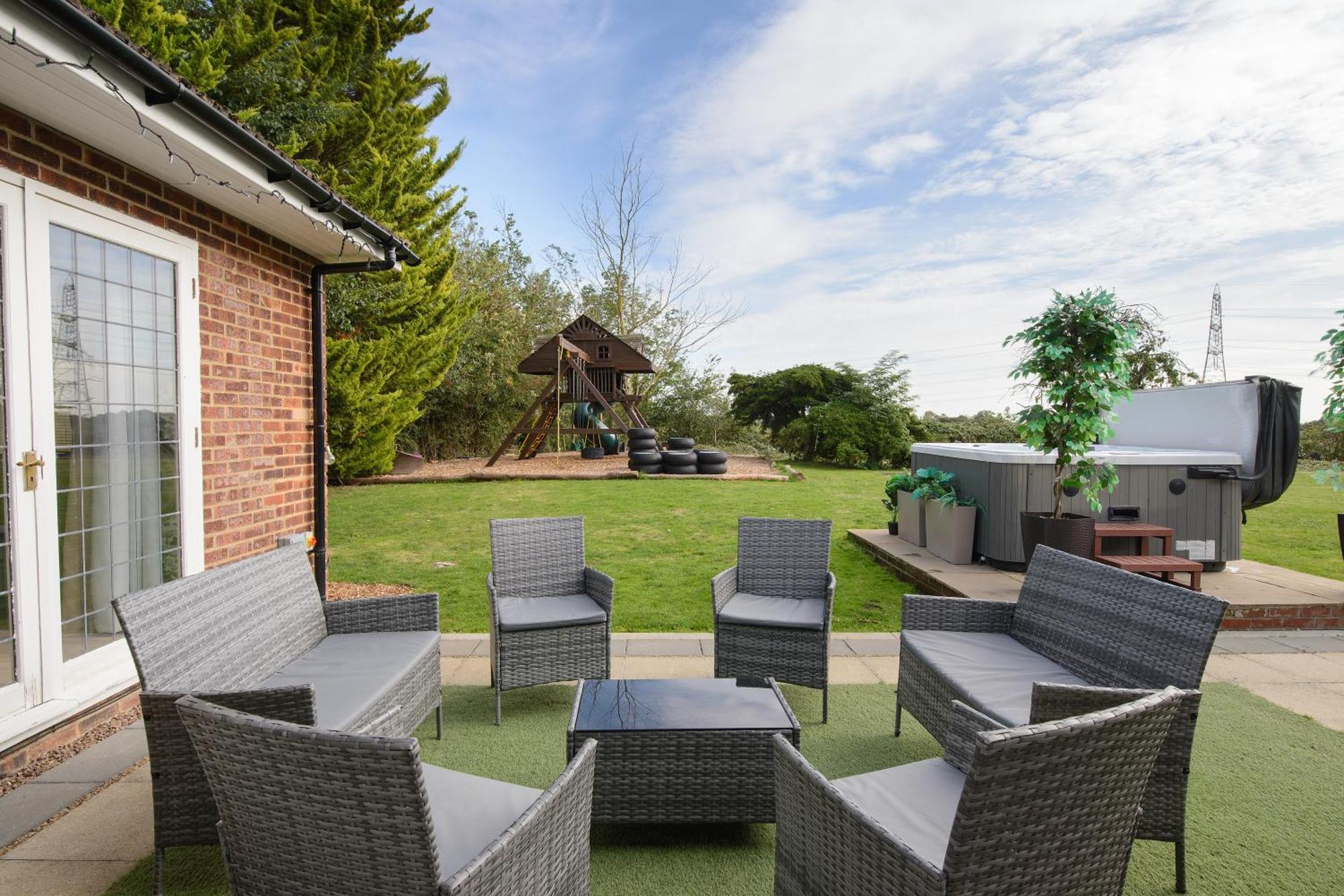 Deluxe 4 Or 5 Bed House With Hot Tub, Cinema Room Sleeps 15 Saffron Walden Esterno foto