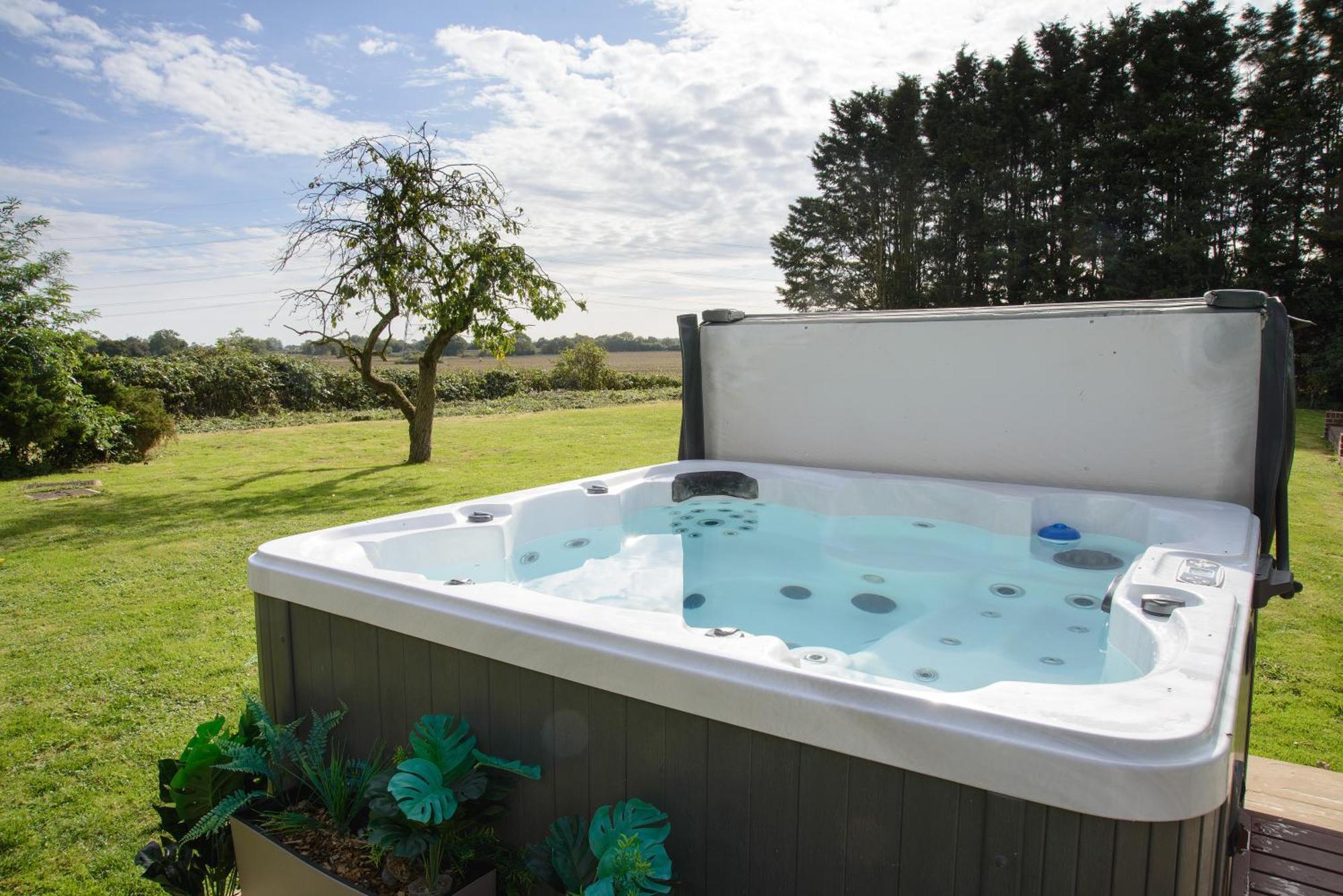 Deluxe 4 Or 5 Bed House With Hot Tub, Cinema Room Sleeps 15 Saffron Walden Esterno foto