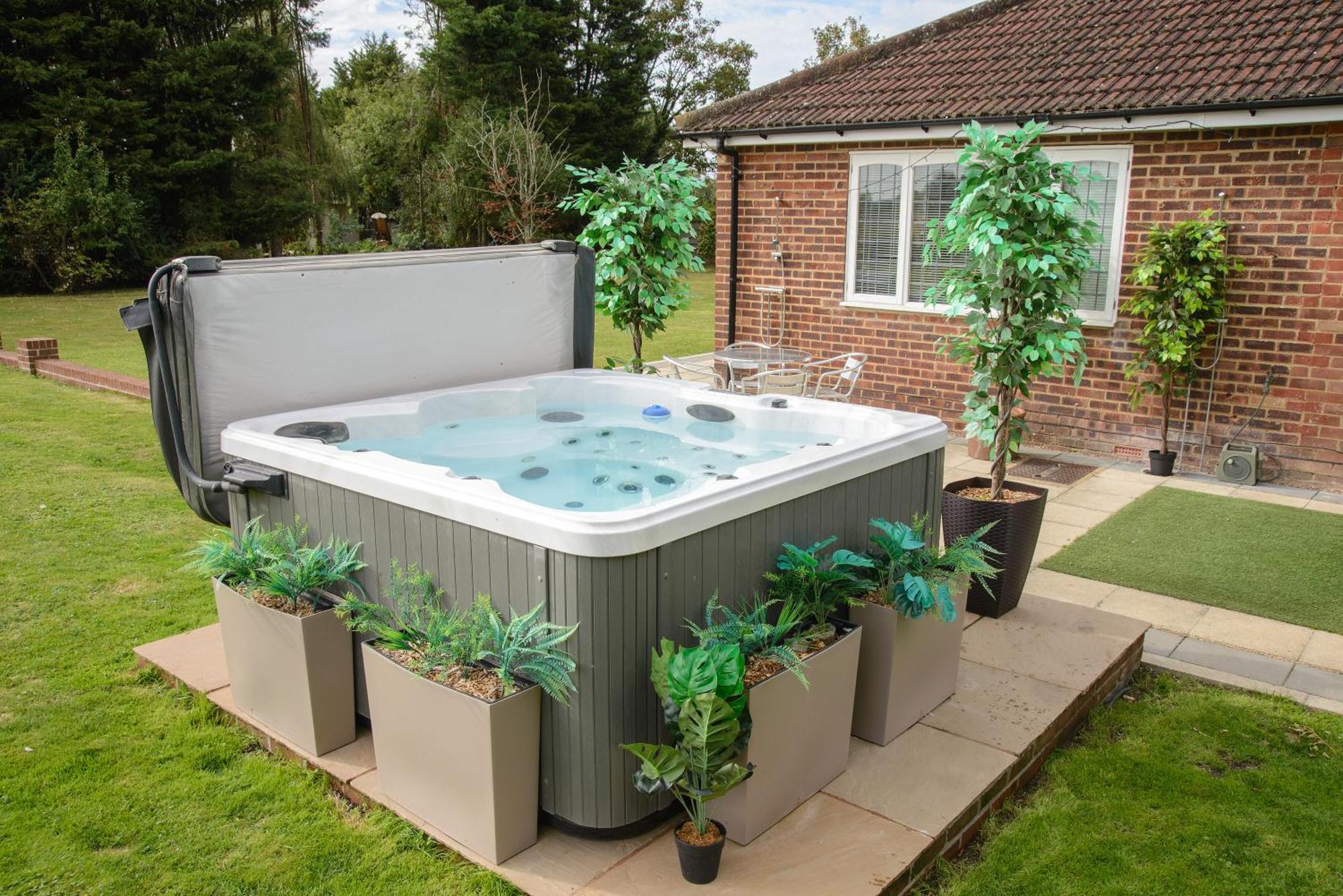 Deluxe 4 Or 5 Bed House With Hot Tub, Cinema Room Sleeps 15 Saffron Walden Esterno foto