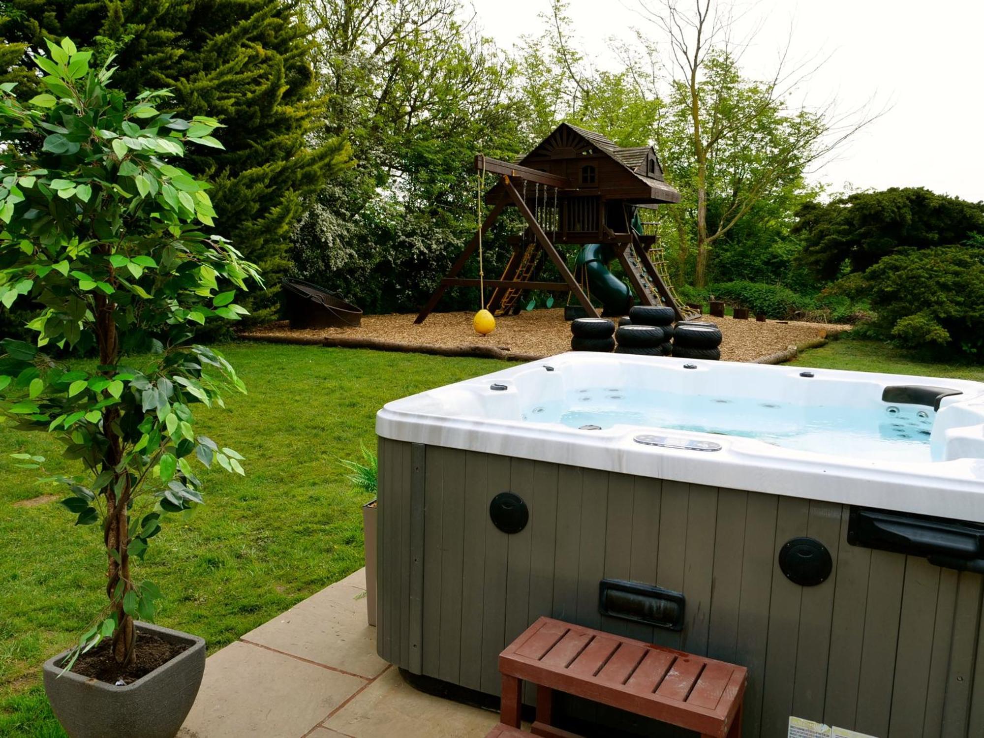 Deluxe 4 Or 5 Bed House With Hot Tub, Cinema Room Sleeps 15 Saffron Walden Esterno foto