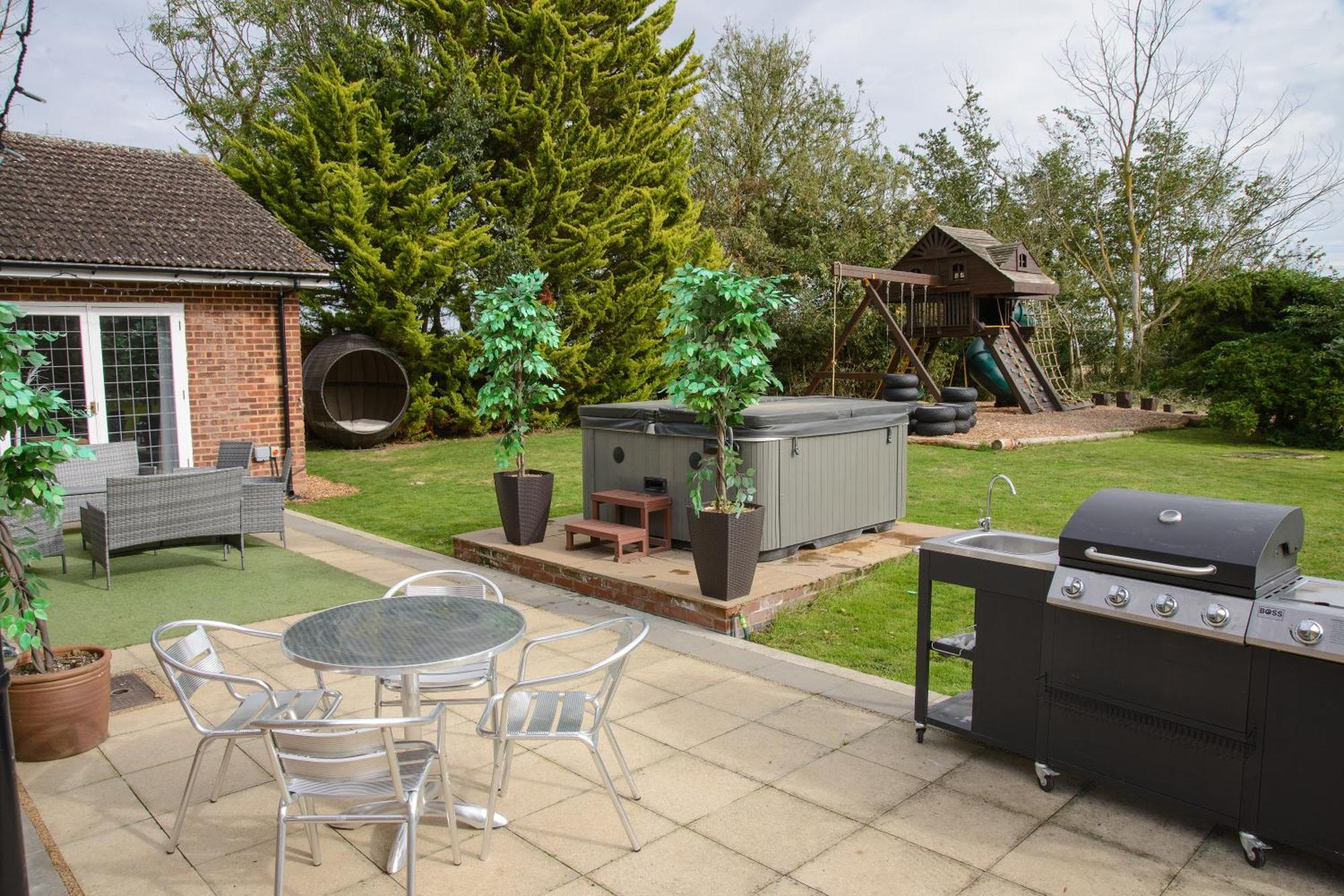 Deluxe 4 Or 5 Bed House With Hot Tub, Cinema Room Sleeps 15 Saffron Walden Esterno foto