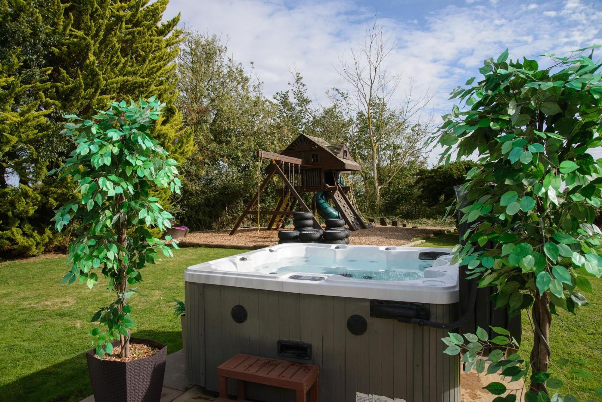 Deluxe 4 Or 5 Bed House With Hot Tub, Cinema Room Sleeps 15 Saffron Walden Esterno foto