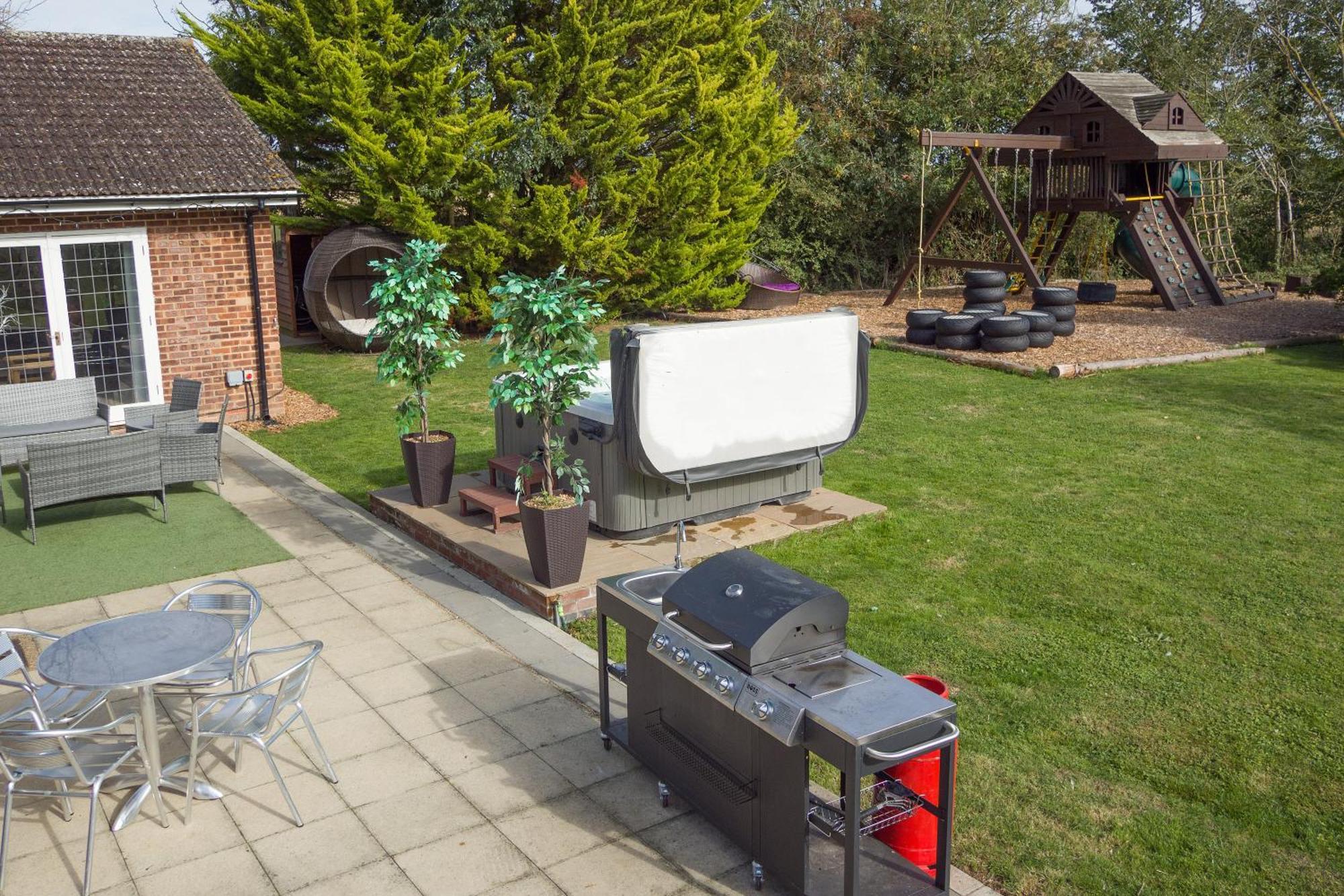 Deluxe 4 Or 5 Bed House With Hot Tub, Cinema Room Sleeps 15 Saffron Walden Esterno foto