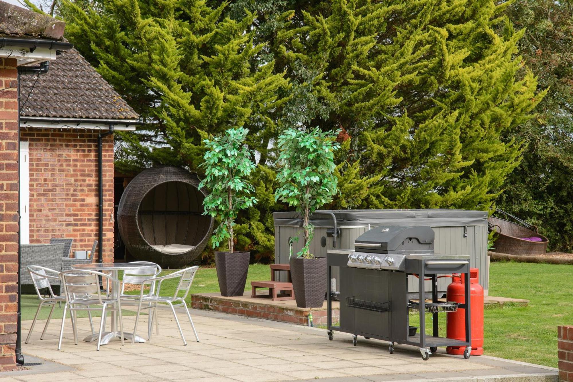 Deluxe 4 Or 5 Bed House With Hot Tub, Cinema Room Sleeps 15 Saffron Walden Esterno foto