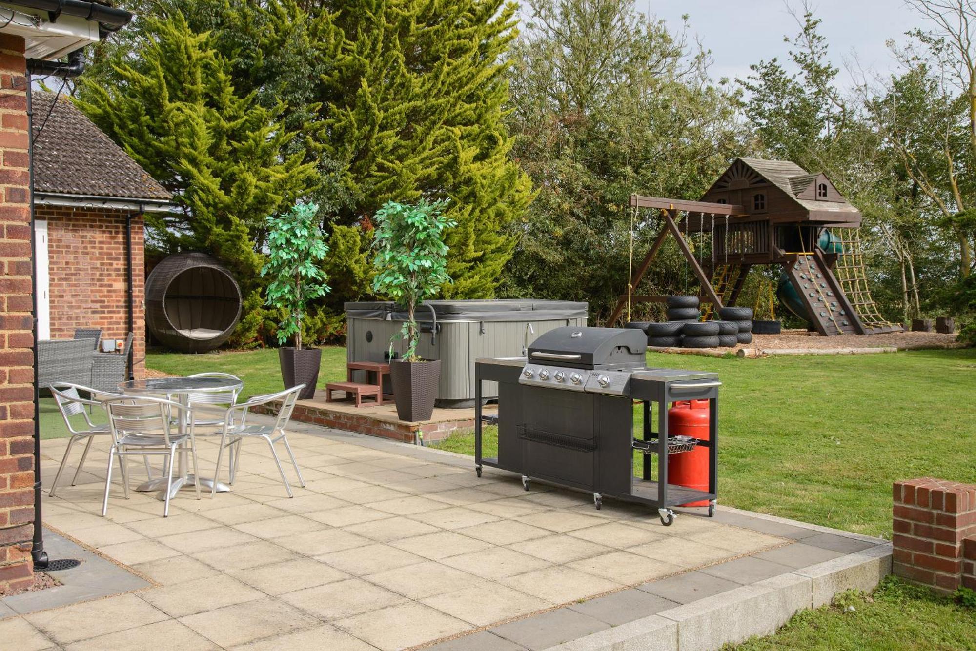 Deluxe 4 Or 5 Bed House With Hot Tub, Cinema Room Sleeps 15 Saffron Walden Esterno foto